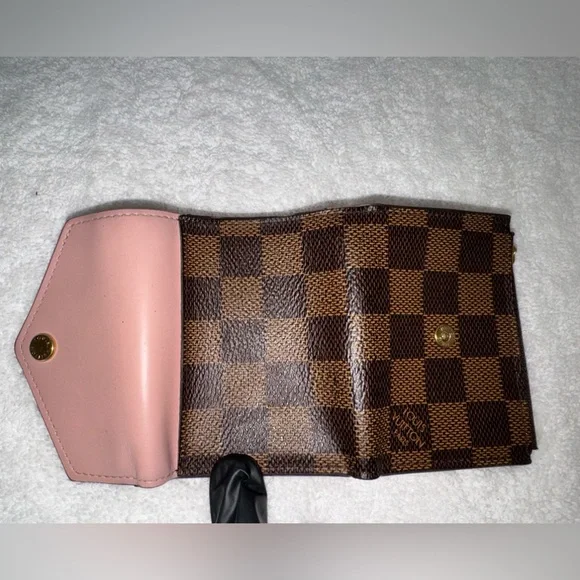 🚨SOLD🚨Louis Vuitton with COA Damier Ebene Zoe Wallet Rose Ballerine. - Picture 5 of 13